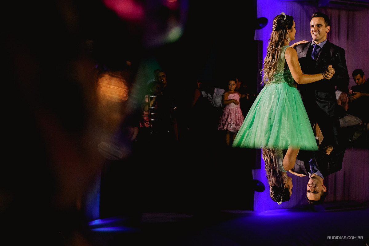 pai conduz sua filha em sua primeira dança de 15 anos