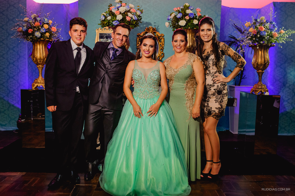 foto tradicional de familia em 15 anos