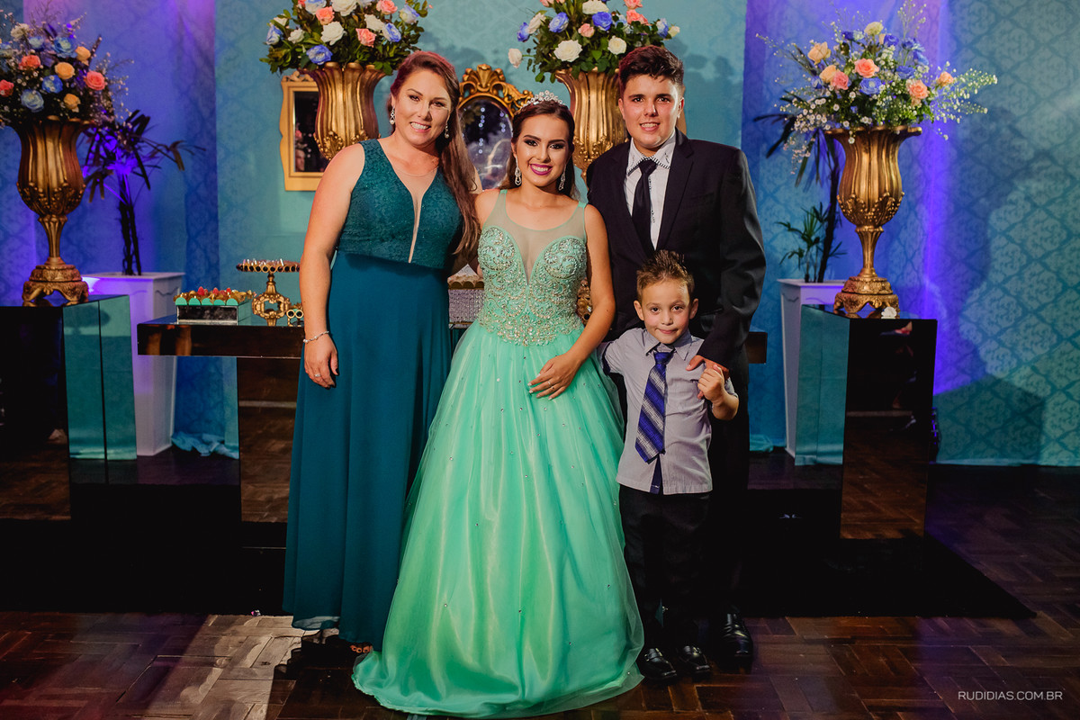 foto tradicional de familia em 15 anos