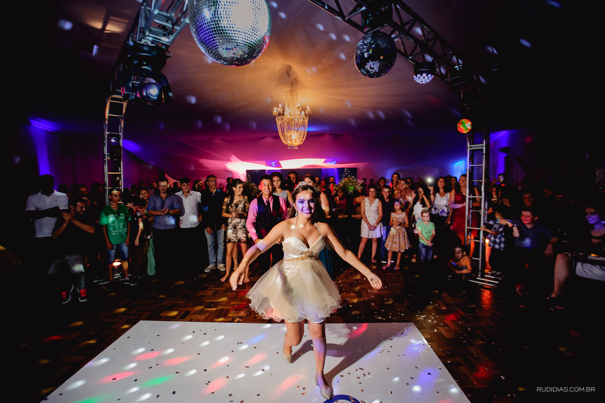 é hora de festa e dança nos 15 anos