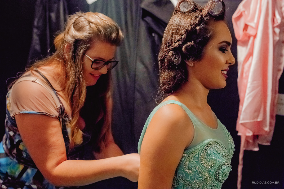 madrinha colocando vestido de 15 anos