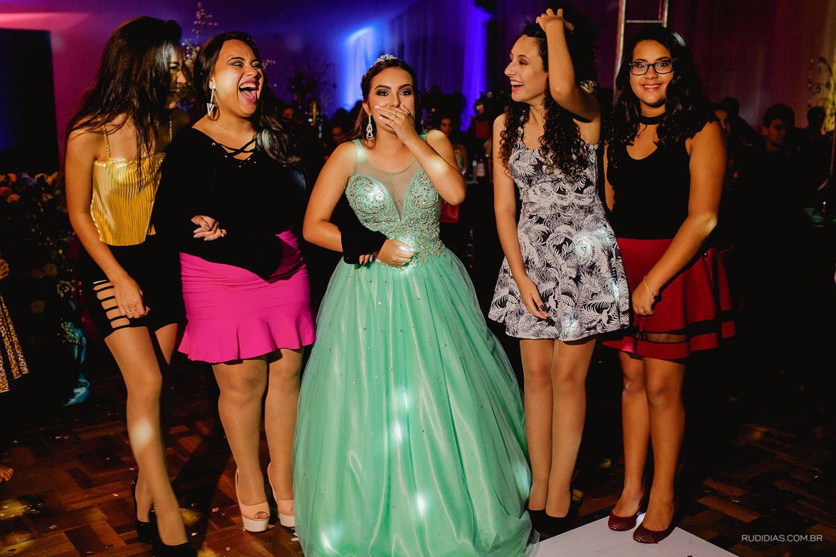 homenagem das amigas em festa de 15 anos em capao da canoa