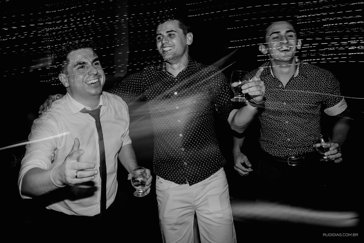 amigos comemoram em festa de 15 anos