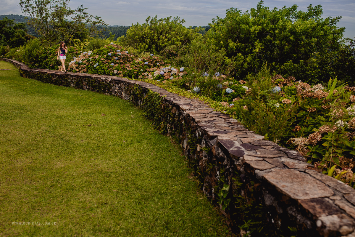 francielle reis caminha sobre as pedras em seu ensaio de 15 anos