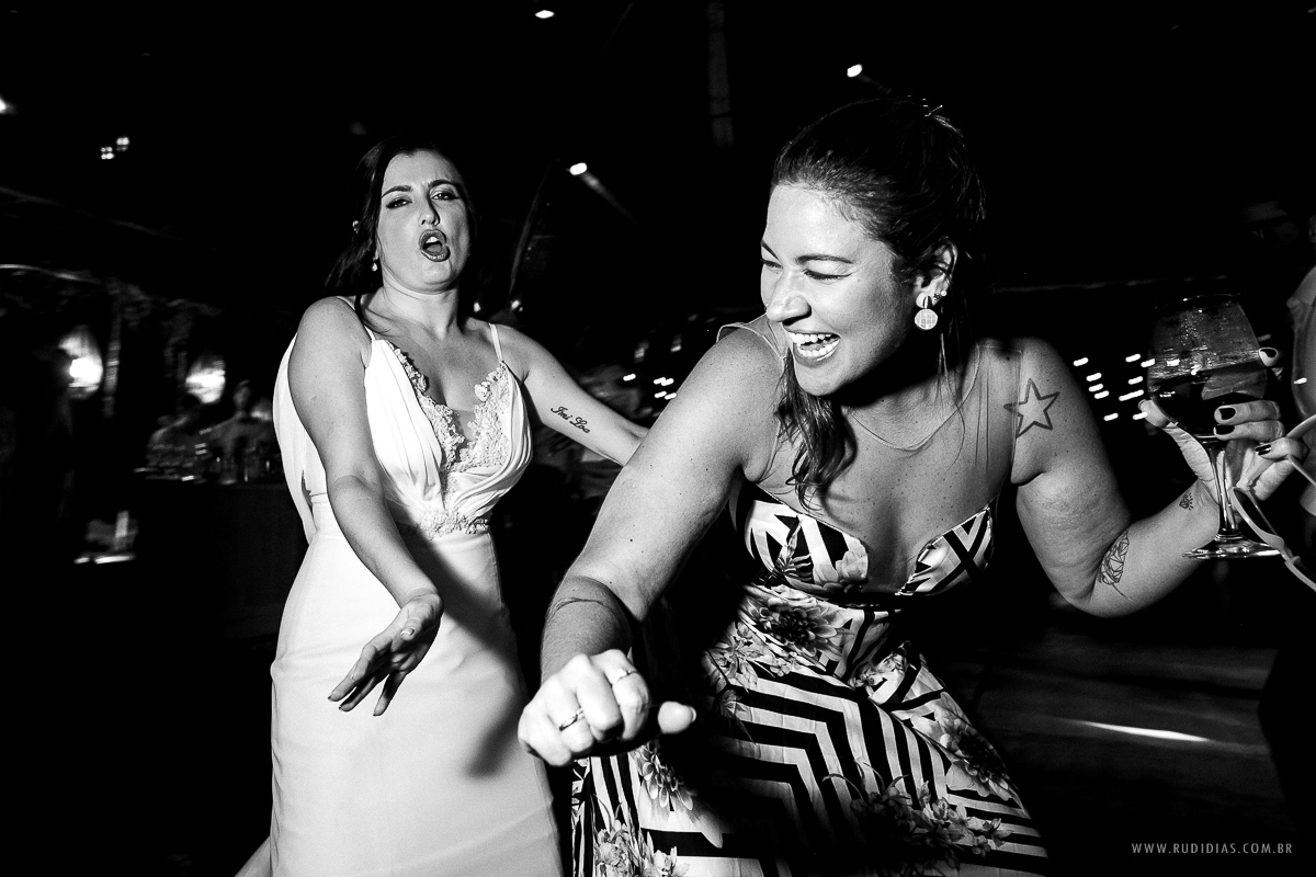balada com as amigas no casamento