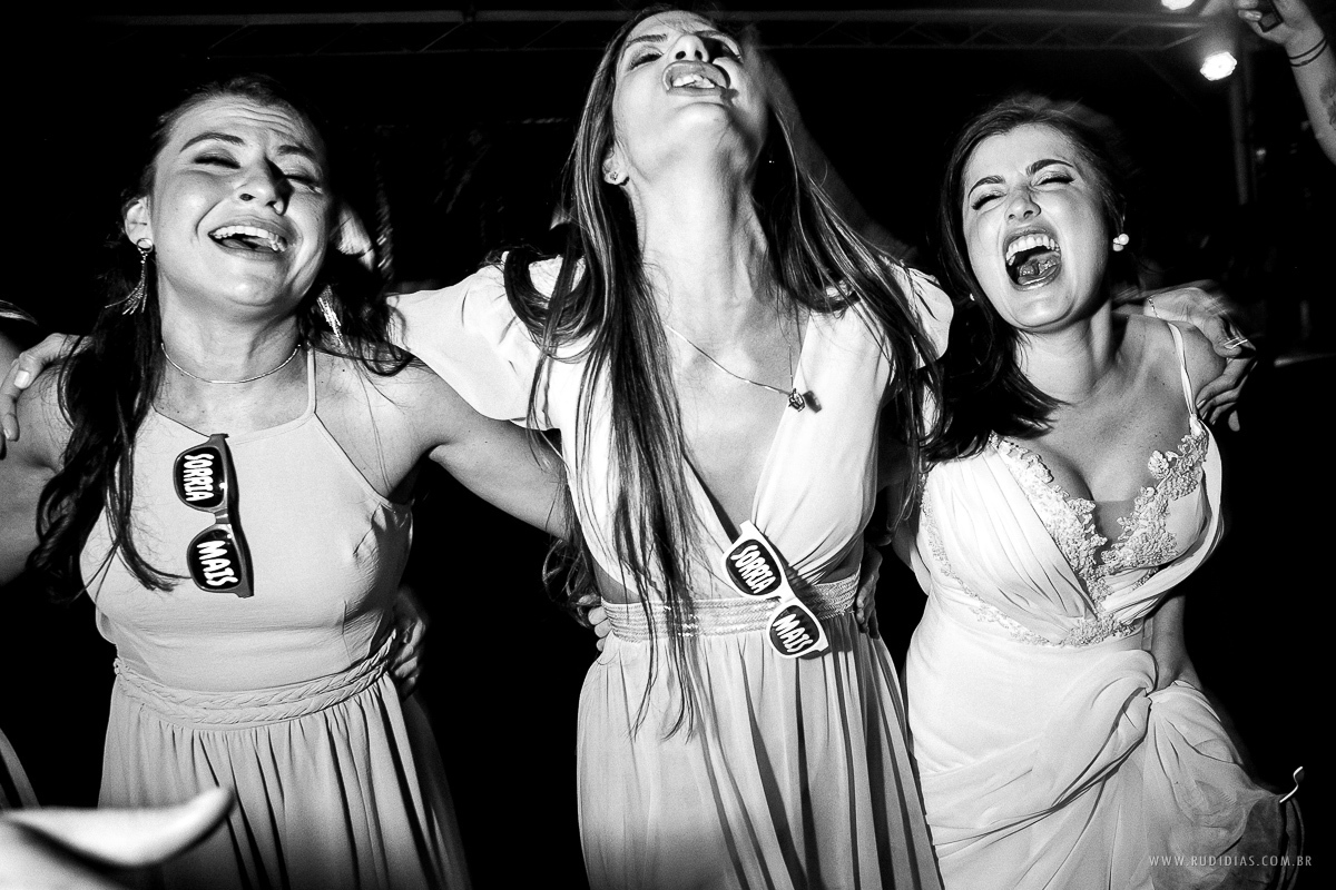 amigas na balada de casamento
