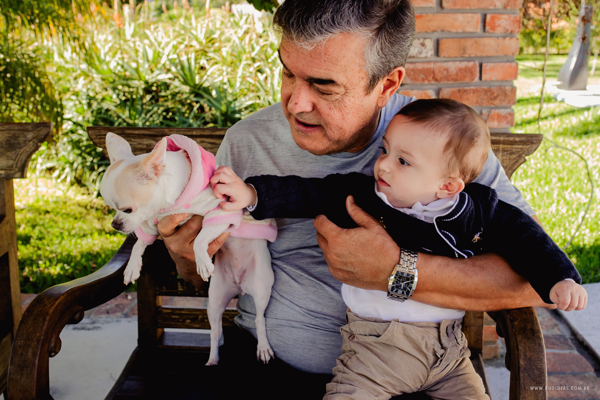 vovo apresenta seu cachorrinho ao neto