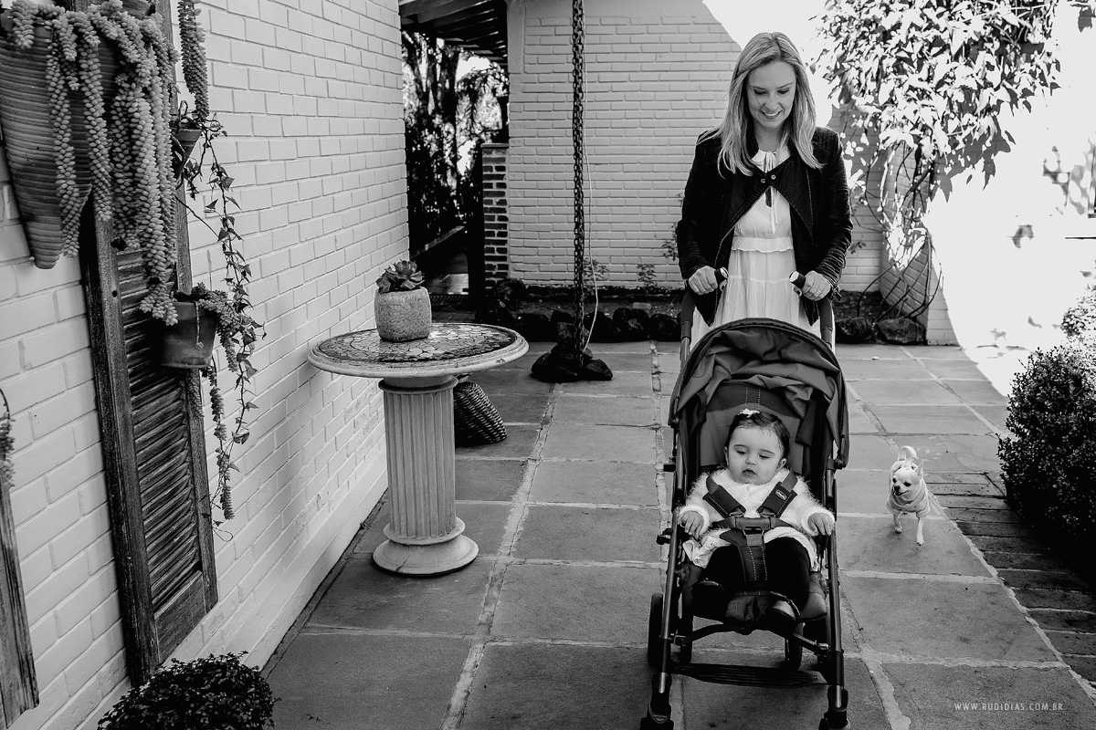 mamãe empurrando carrinho de bebe