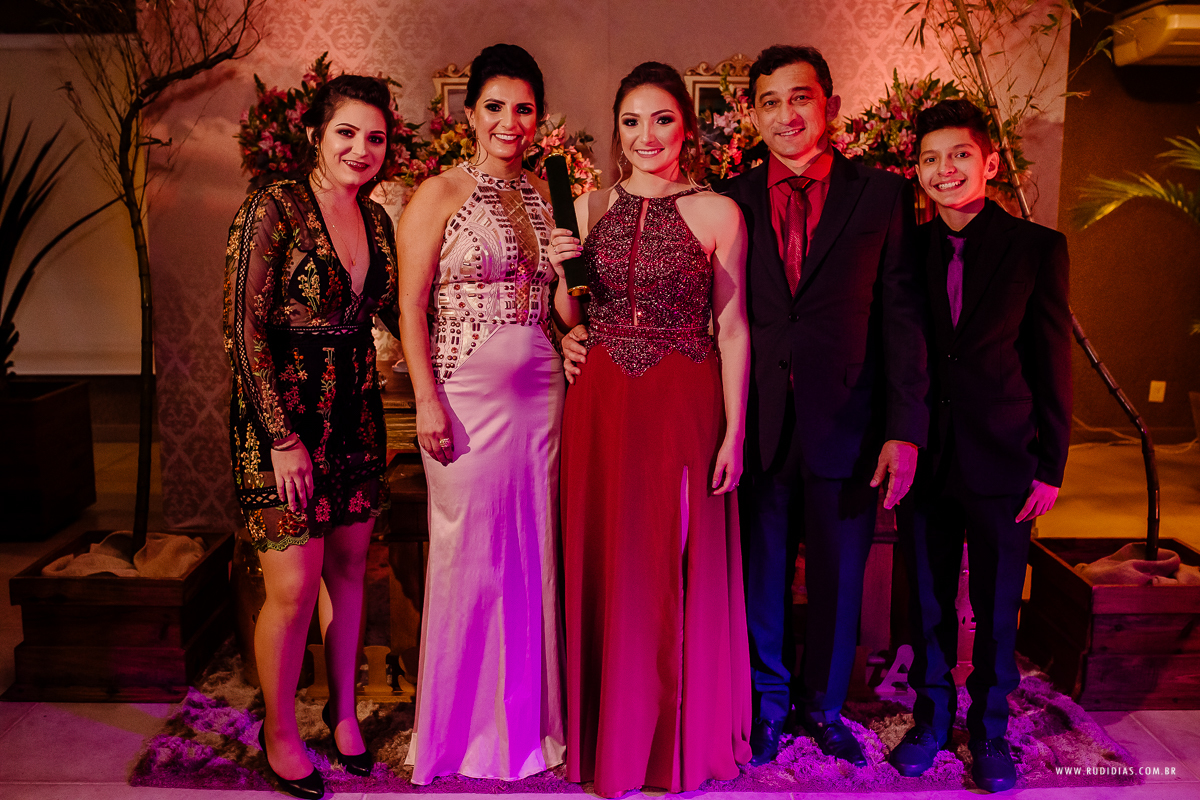 foto oficial com a familia na festa de formatura
