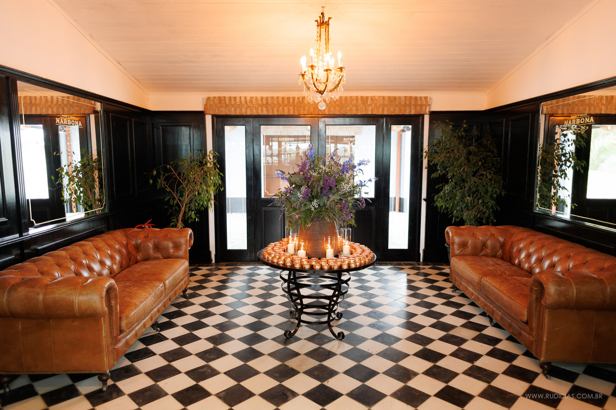 A decoração do casamento de Marina e João traduz a elegância e a personalidade da celebração no Narbona Punta del Este.