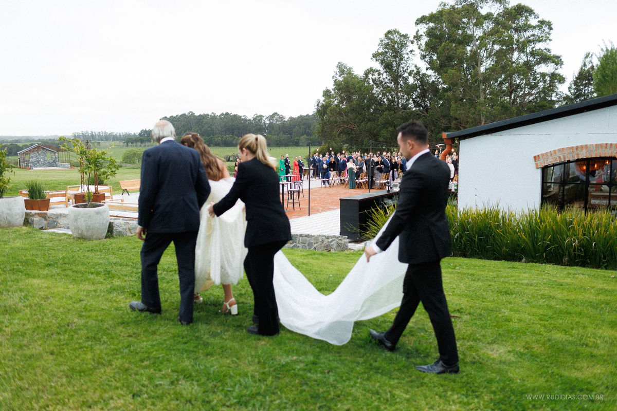 A entrada de Marina marca um dos momentos mais emocionantes da cerimônia no Narbona Punta del Este.