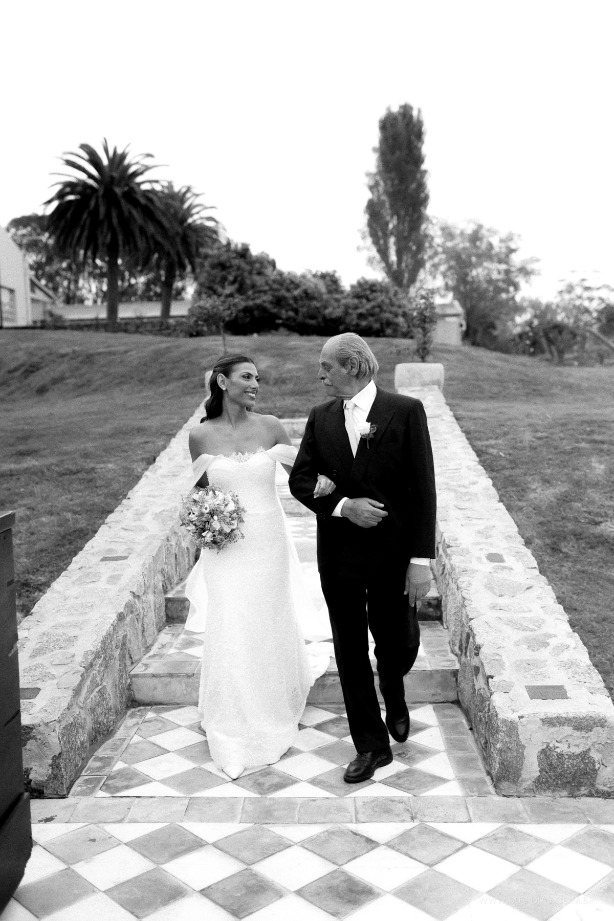 Um dos momentos mais aguardados do destination wedding: Marina encontra João diante de seus convidados.