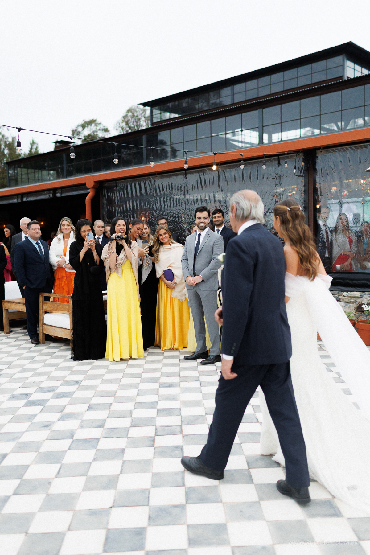 Lágrimas e sorrisos entre aqueles que acompanharam Marina e João neste dia especial.