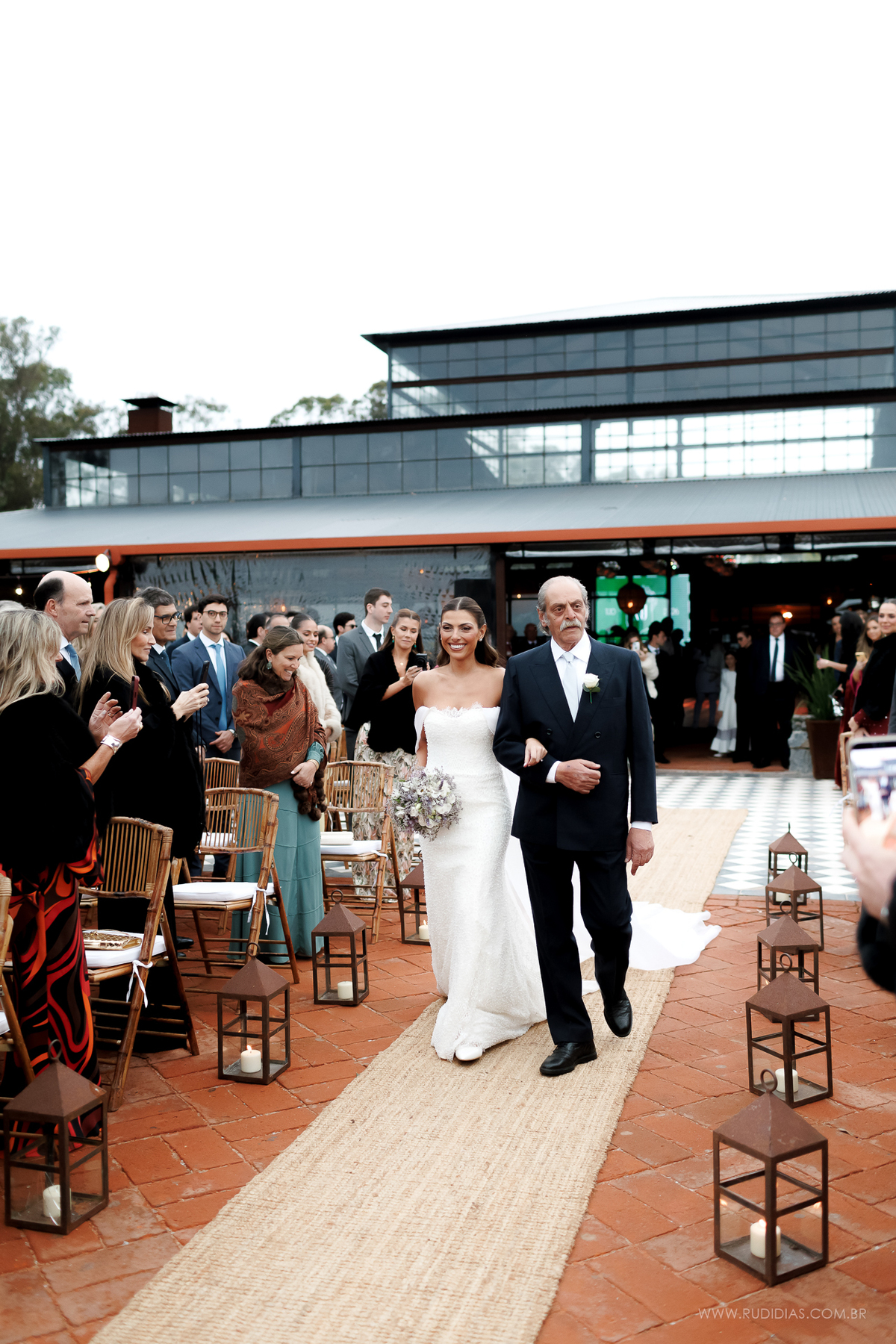 O instante em que Marina percorre o caminho até João, dando início a um dos momentos mais marcantes do casamento.