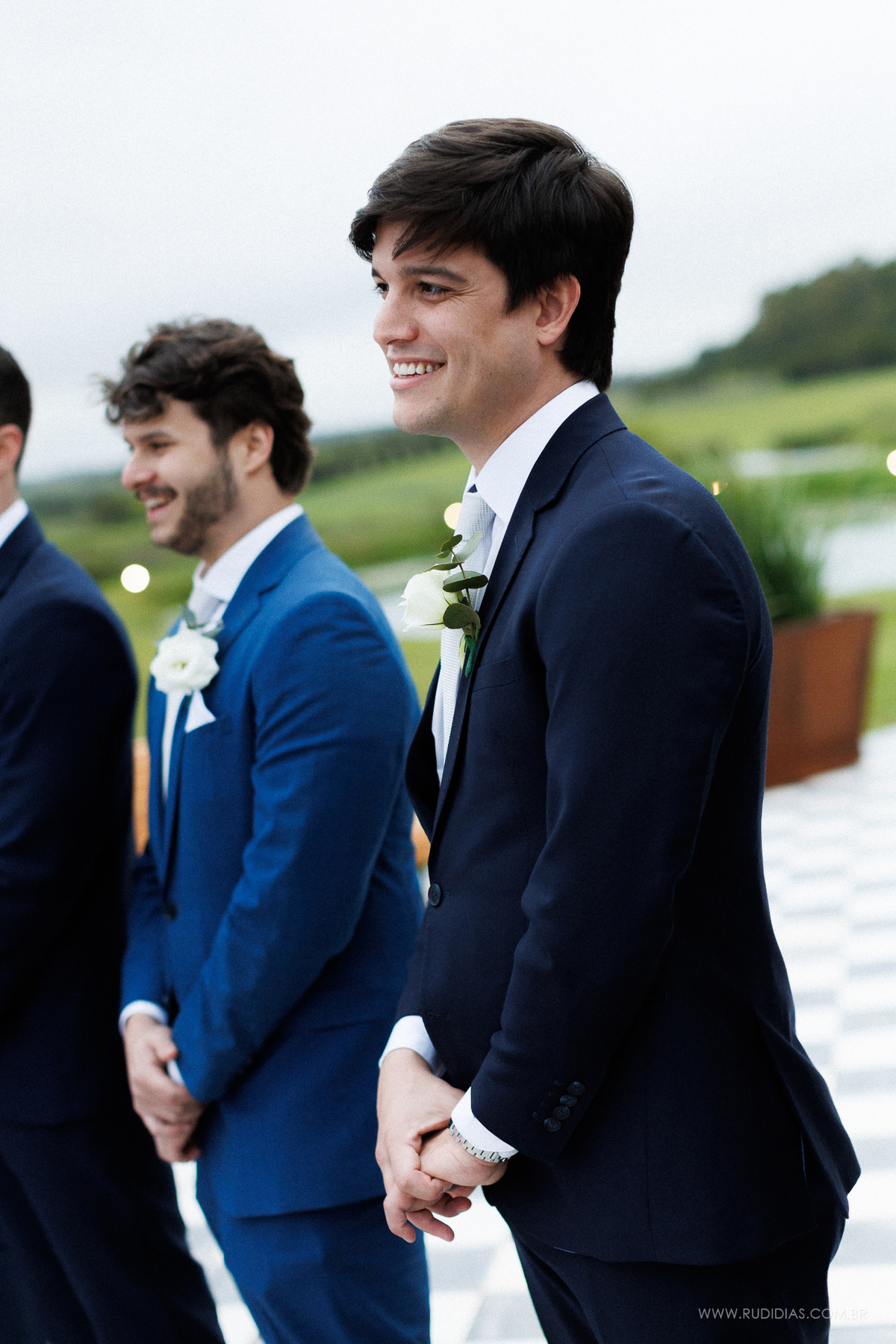A emoção dos convidados durante a cerimônia de casamento.