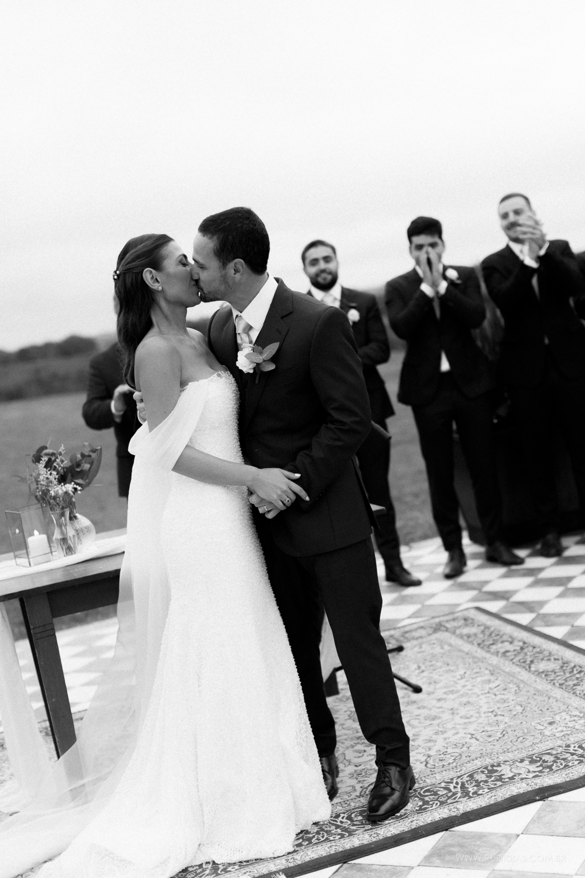 Um beijo entre os recém-casados em meio à atmosfera do Narbona Punta del Este.