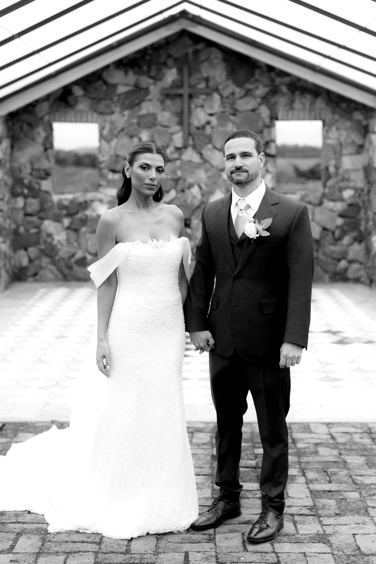 Marina e João em um retrato elegante durante seu destination wedding.