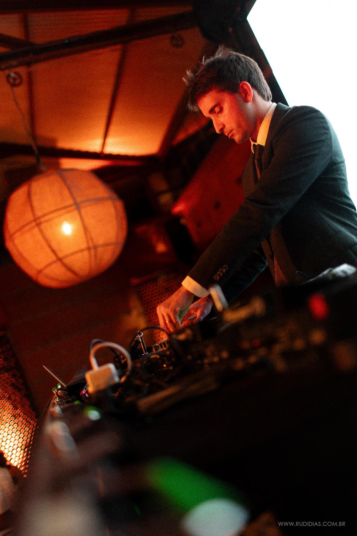 DJ Pepe Leal conduz a celebração enquanto a pista de dança ganha energia.