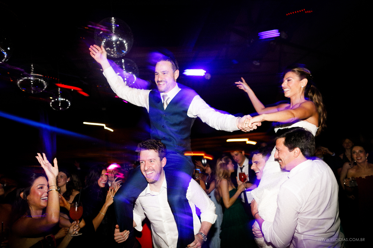Dança, abraços e muita energia marcam a noite em Punta del Este.