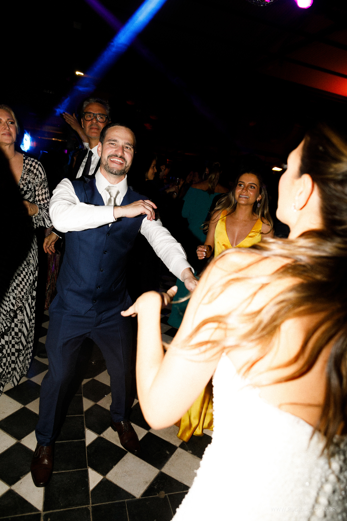 Os convidados celebram junto com Marina e João em uma festa inesquecível.