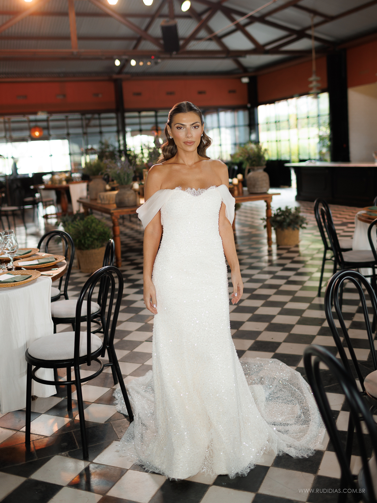 O vestido de Marina, escolhido para uma celebração elegante em Punta del Este.