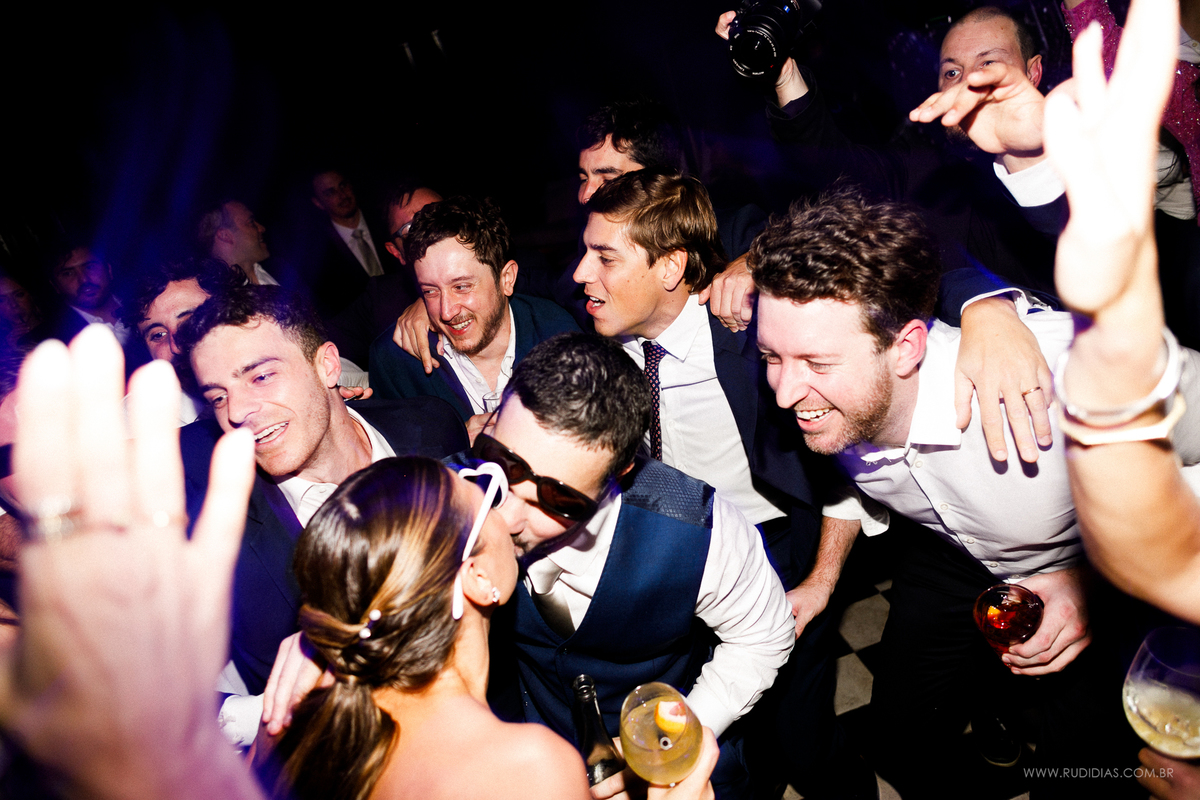 A pista de dança ganha vida durante a celebração do destination wedding.