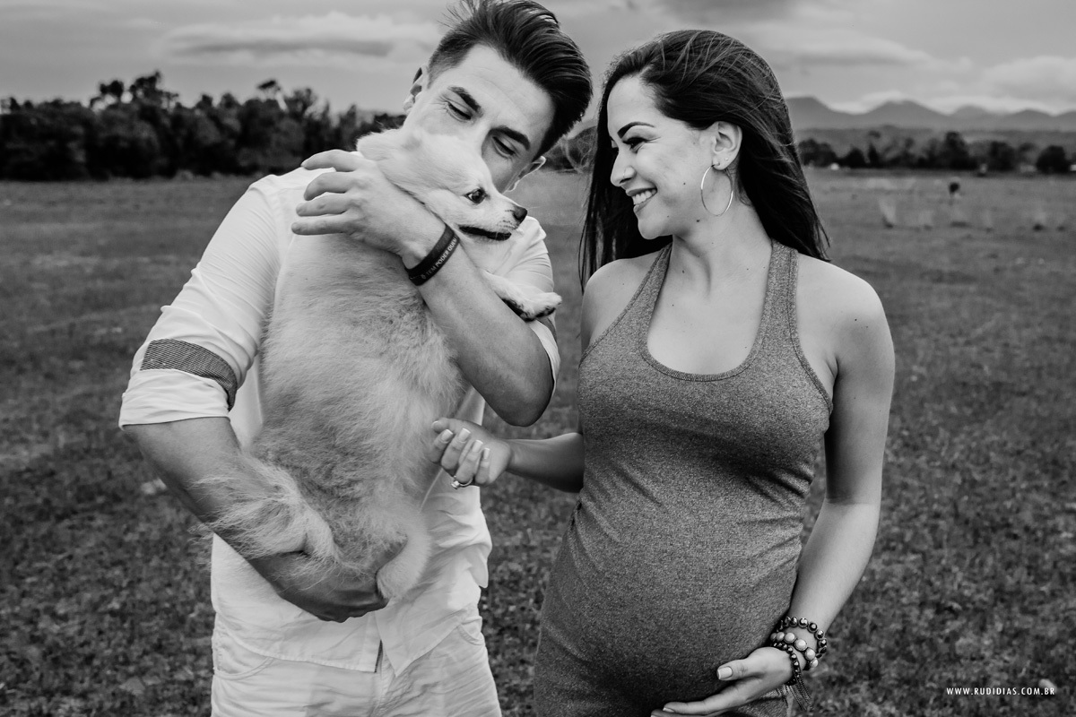 carinho-no-animal-de-estimação-em-ensaio-gestante