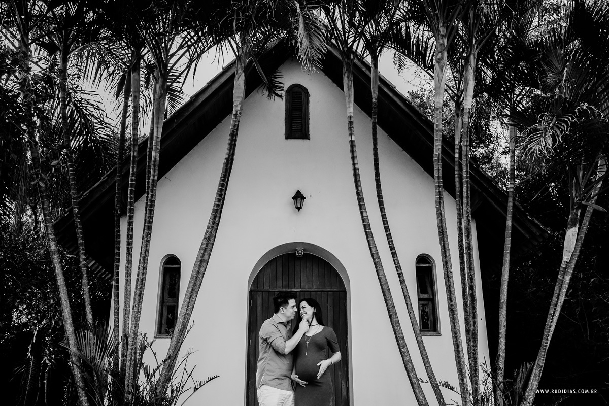 doce-espera-maria-antonia-na-frente-igreja