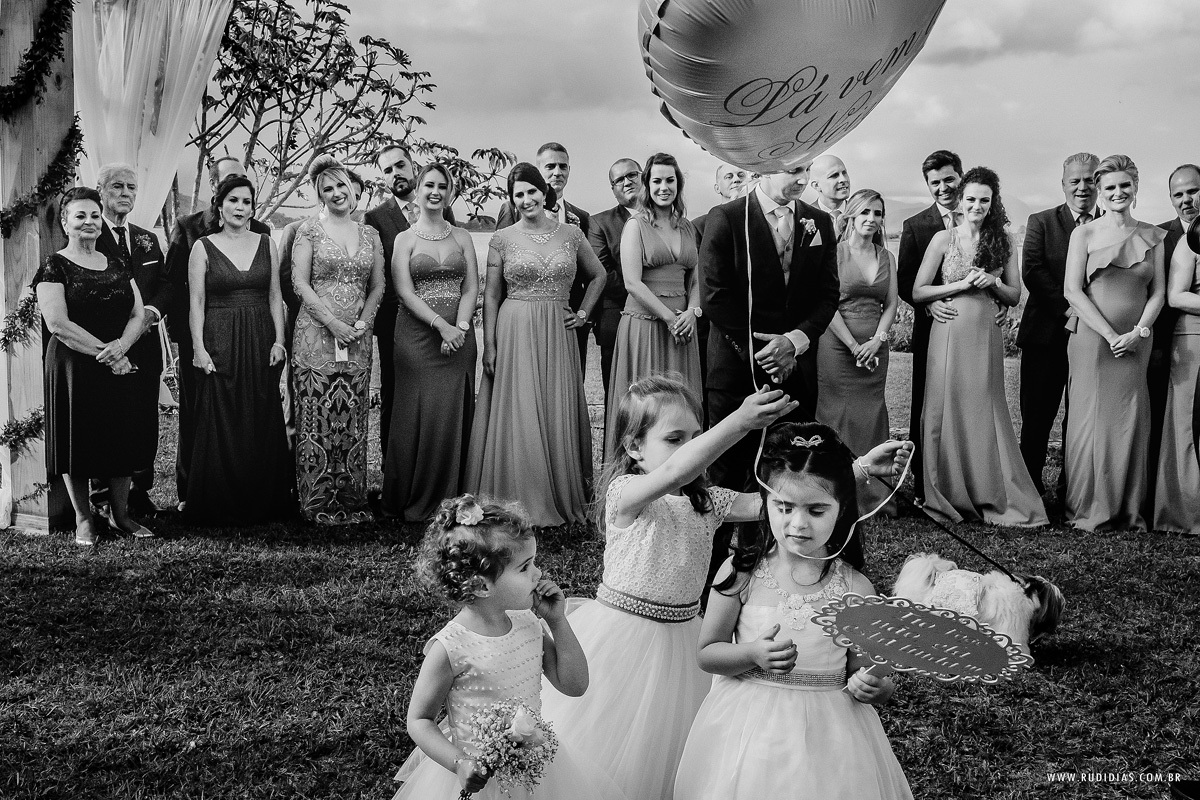 entrada das crianças no casamento com balão lá vem a noiva