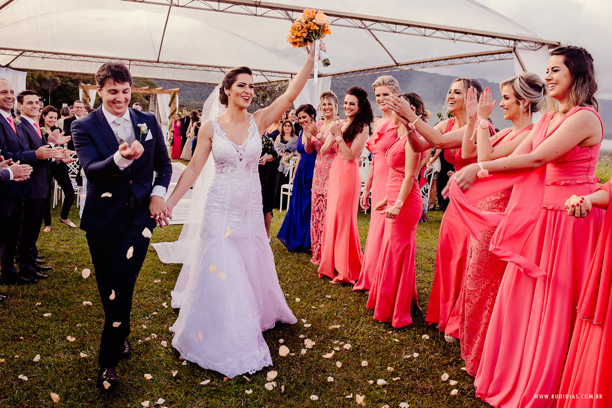 saida dos noivos no casamento