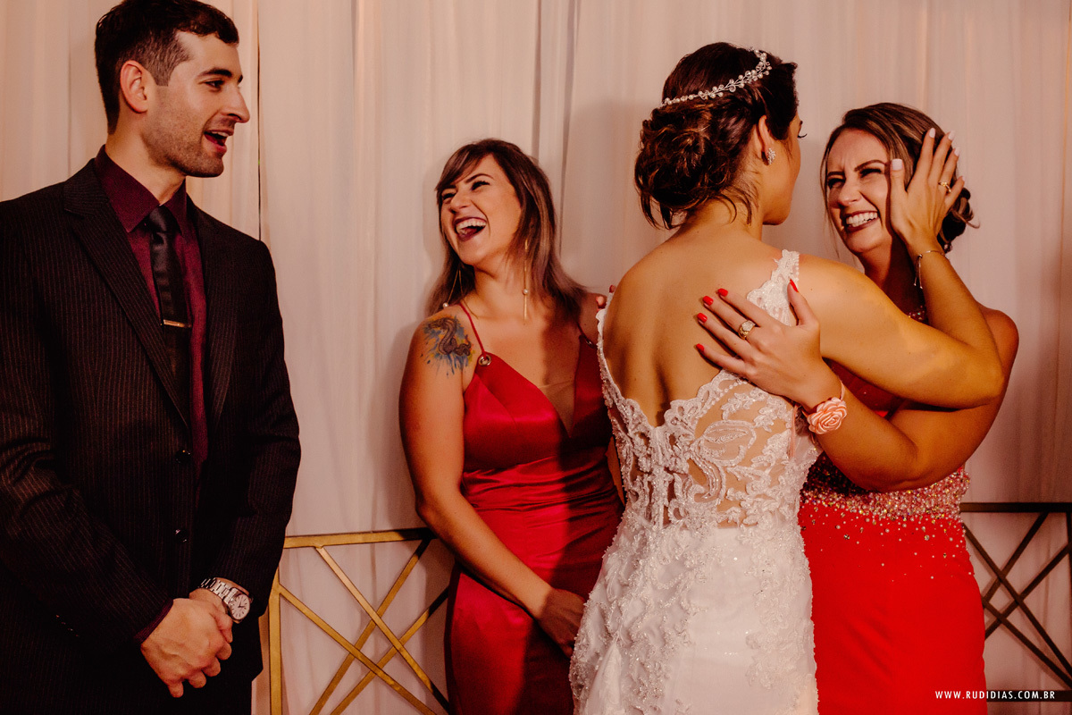 noiva comprimentando os convidados de casamento