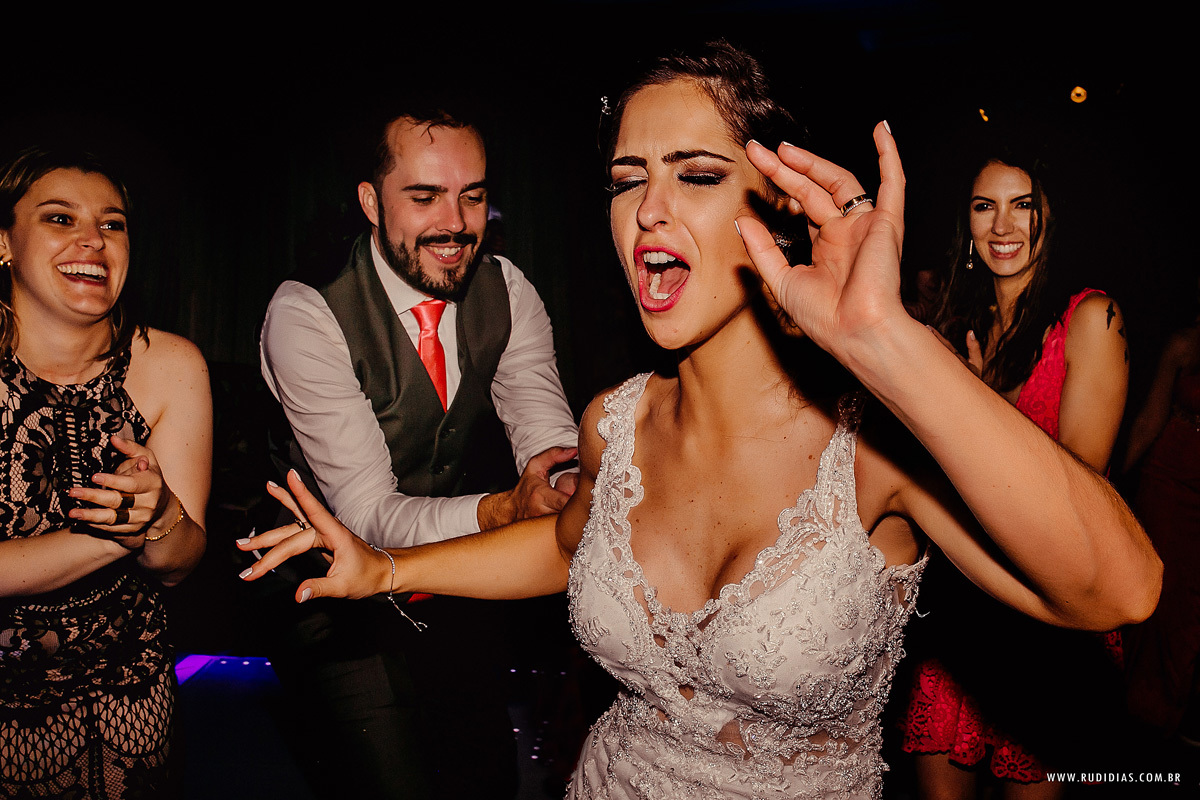 noiva animada no casamento