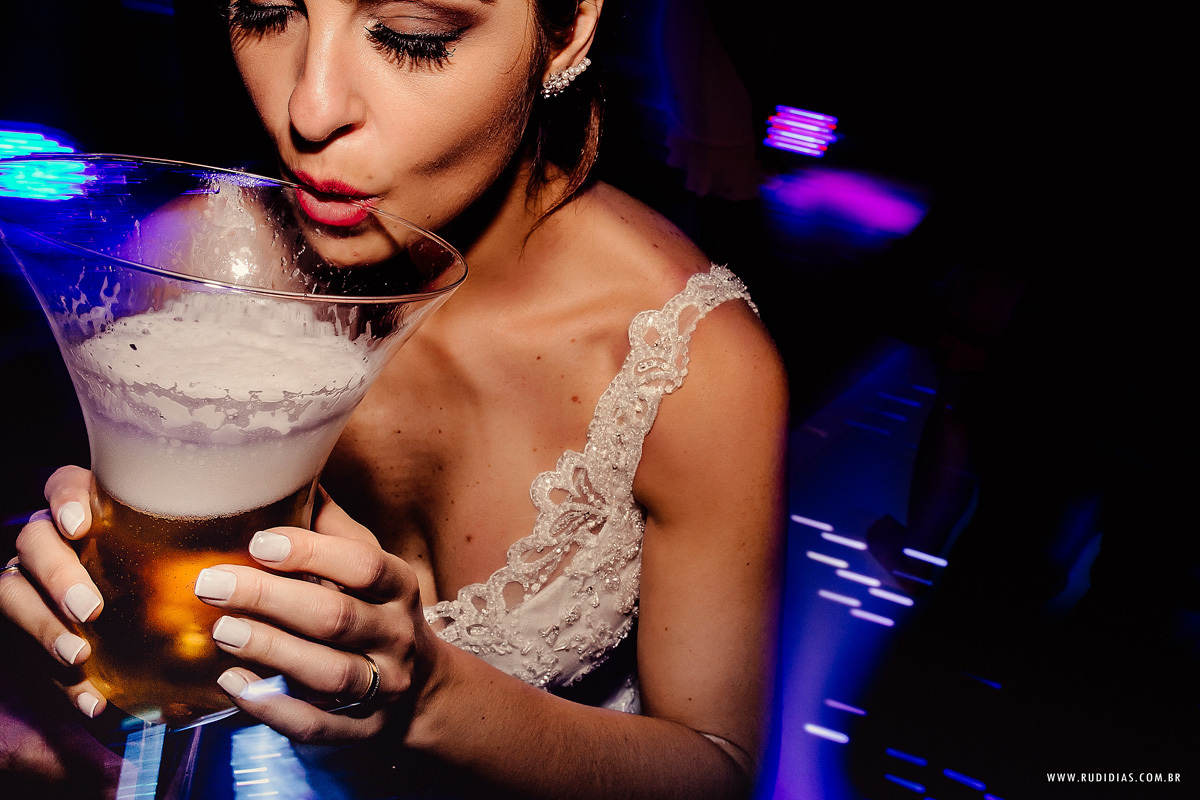 noiva bebendo cerveja