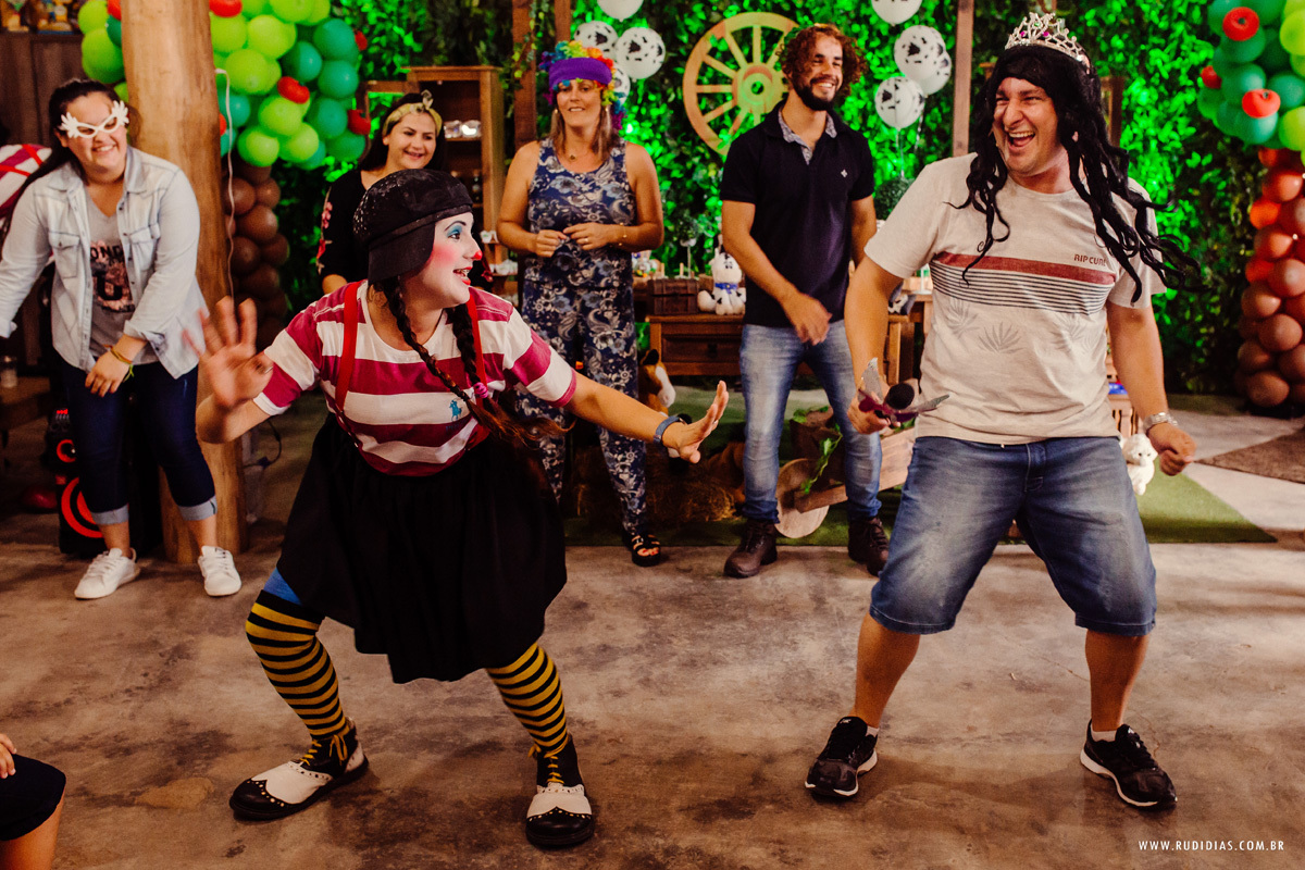 brincadeira com palhaços em festa infantil