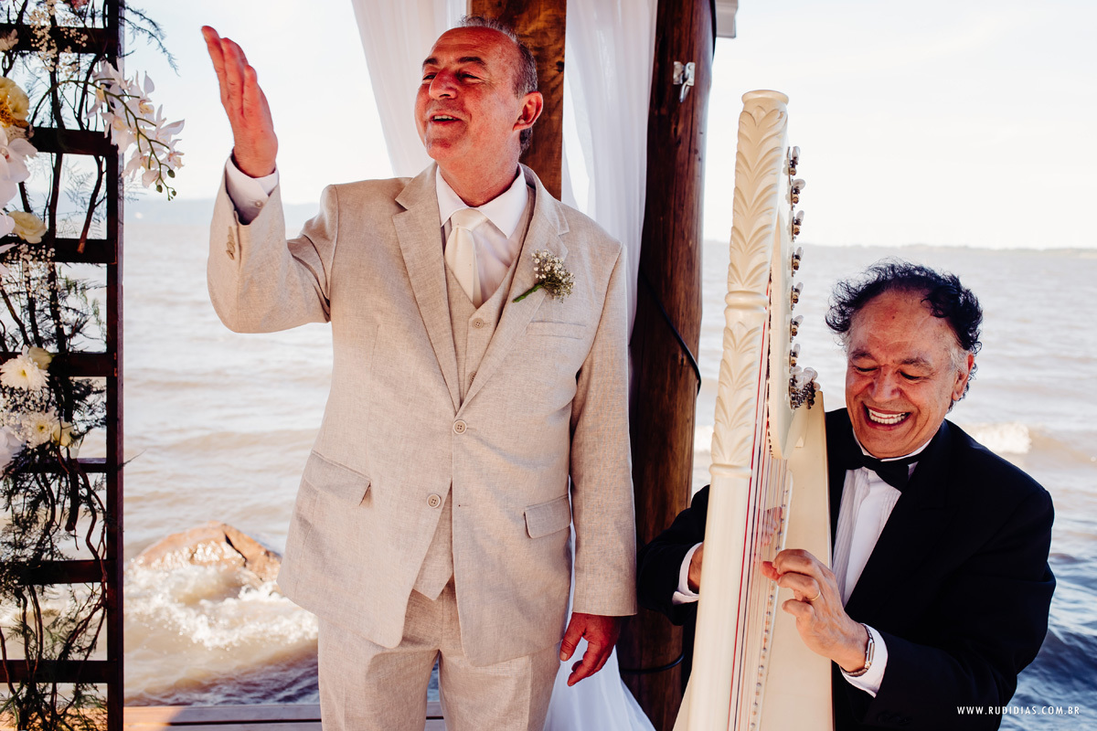 noivo aguardando noiva no altar