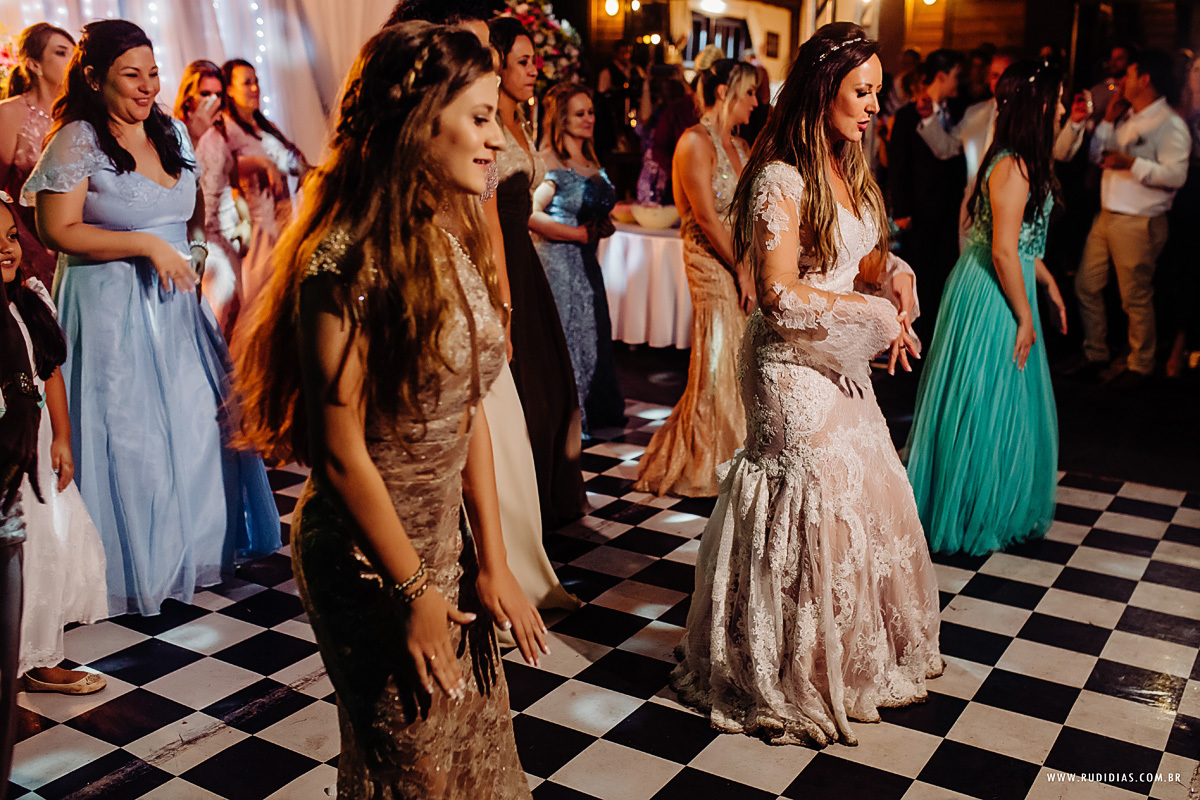 dança da noiva com as madrinhas