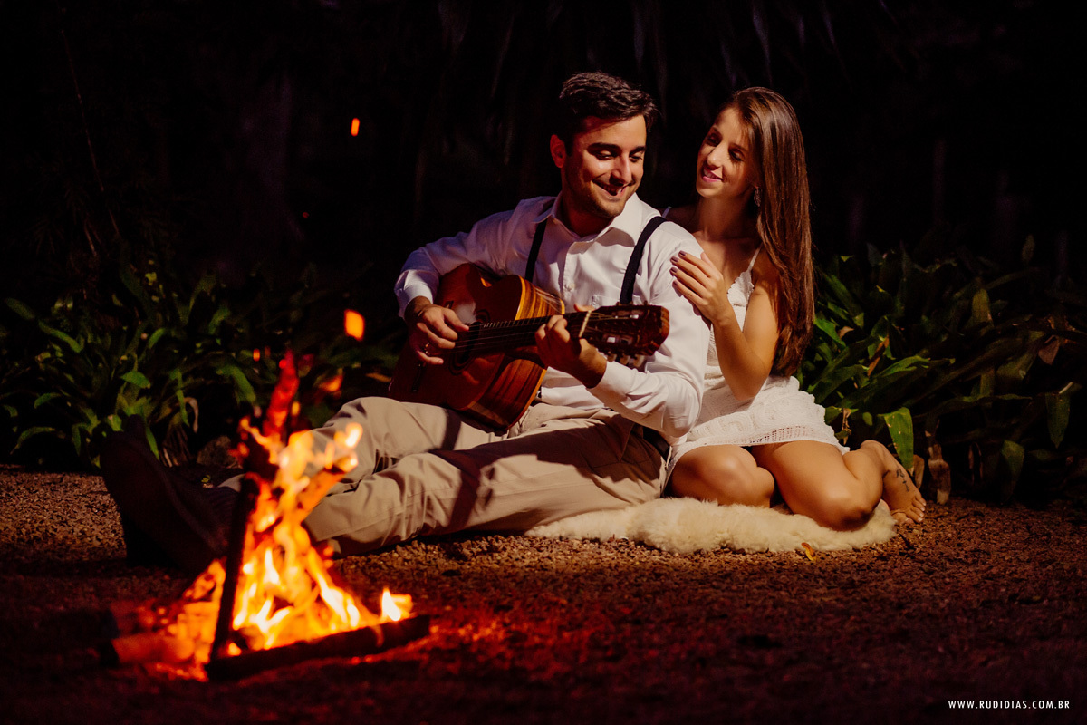 ensaio pré casamento com fogueira e violão