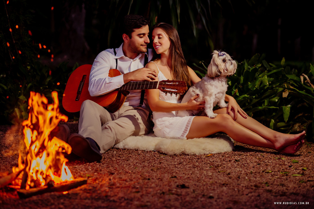 ensaio de casal com fogueira e violão