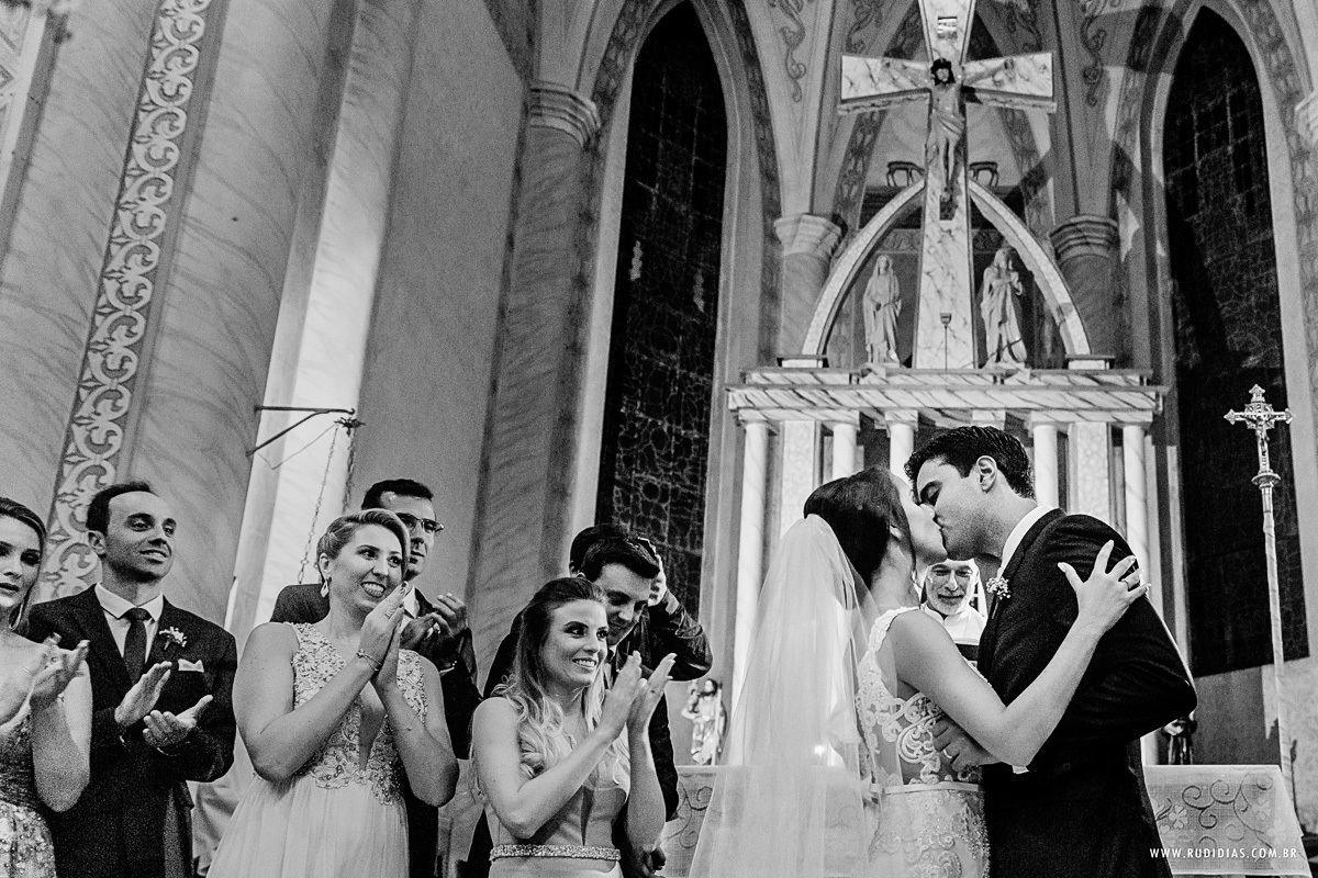 hora do beijo no casamento