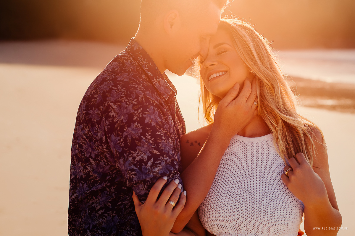 ensaio de casal ao nascer do sol praia da  ferrugem