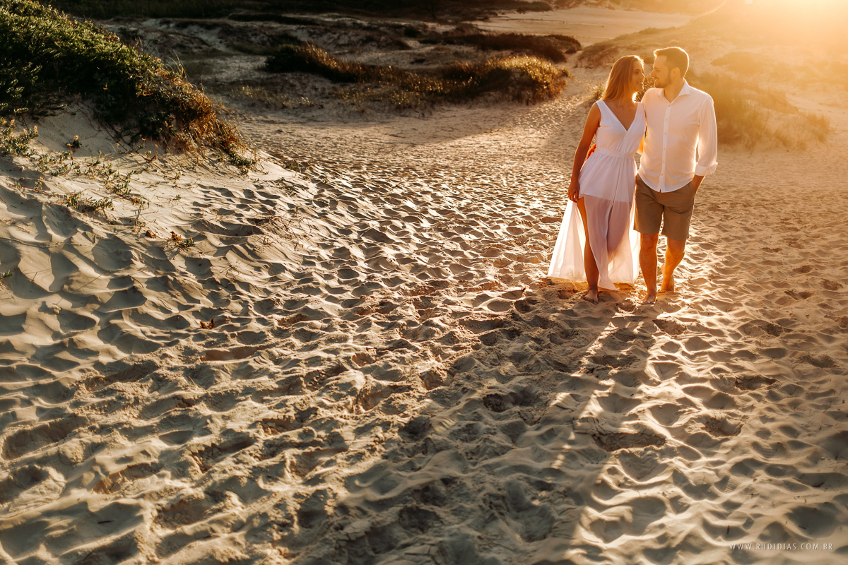 ensaio de casal ao nascer do sol praia da  torres