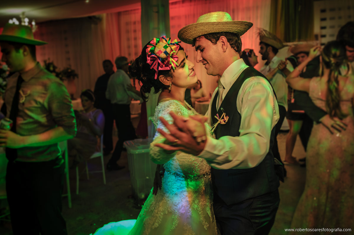 Casamento em Arara/PB, noivos dançando