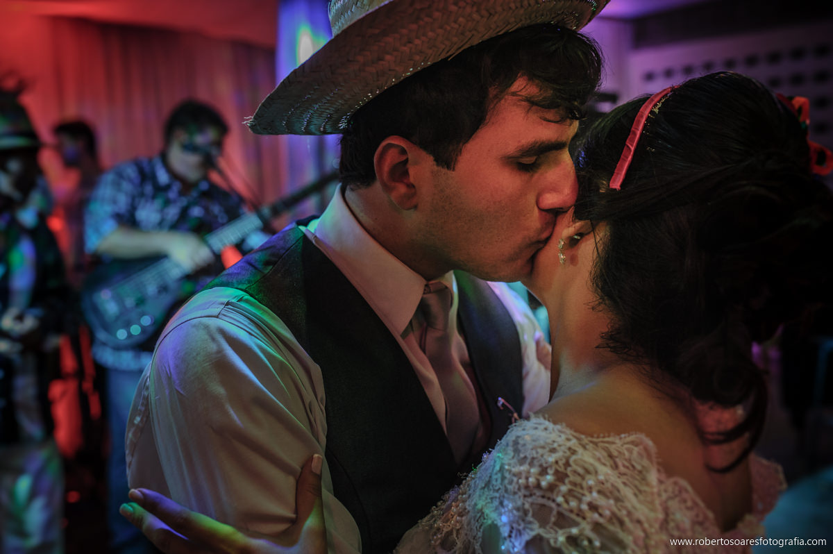Casamento em Arara/PB, Casamento em Arara/PB, beijo dos noivos,