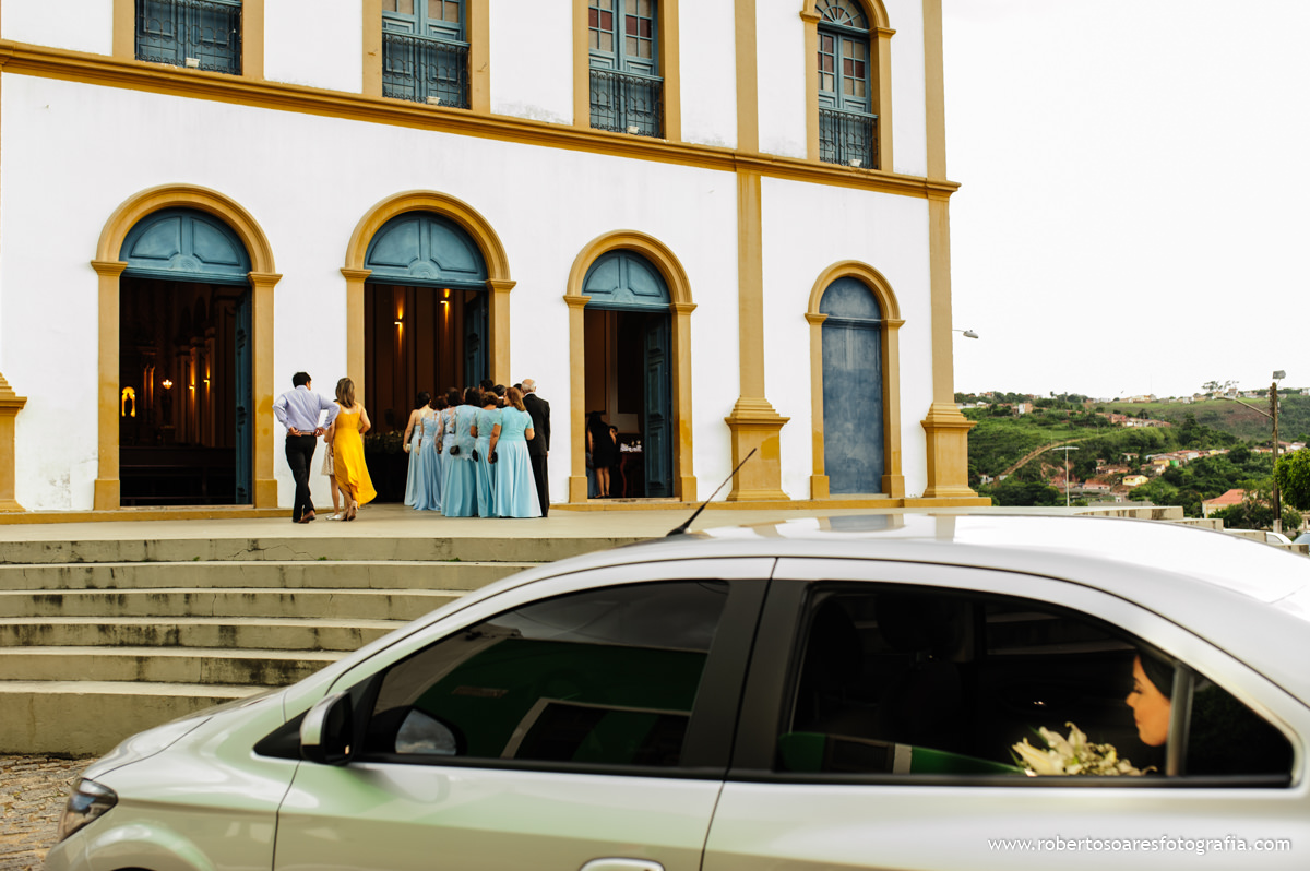 Noiva chegando na Igreja - Casamento em Bananeiras | PB