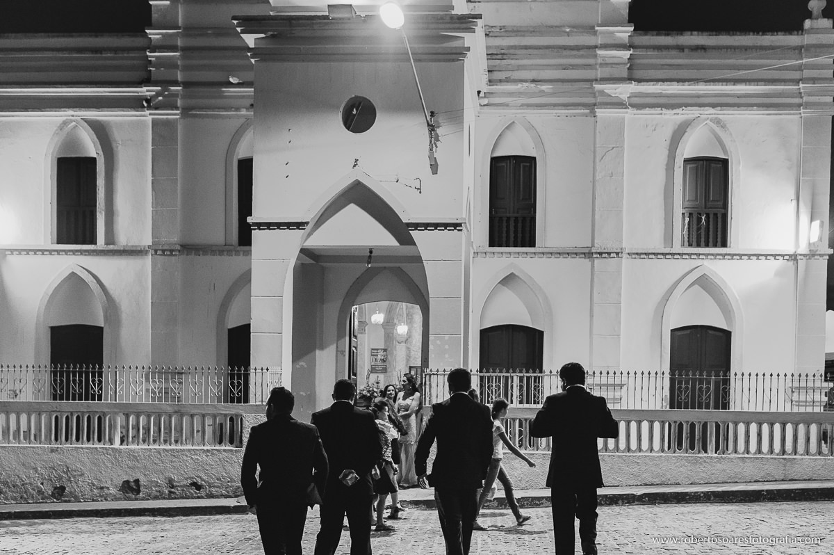 padrinhos entrando na igreja em arara pb