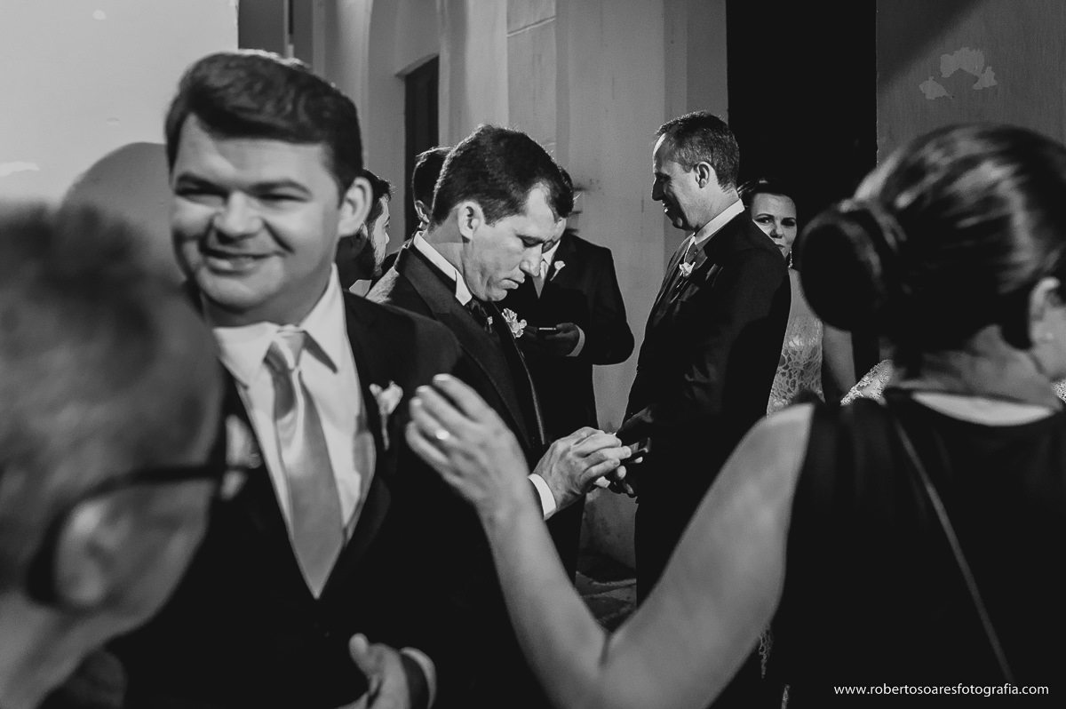 interacao dos convidados na entrada da igreja em arara pb