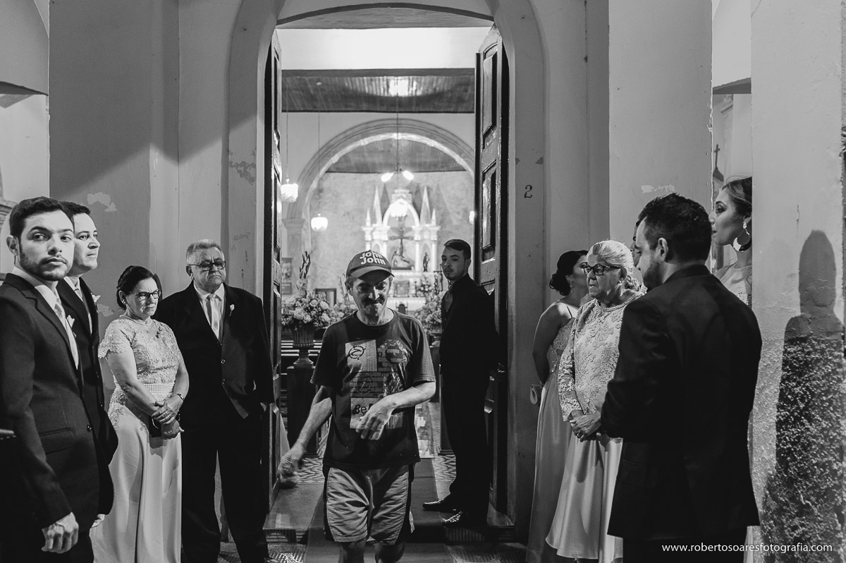 interacao dos convidados na entrada da igreja em arara pb