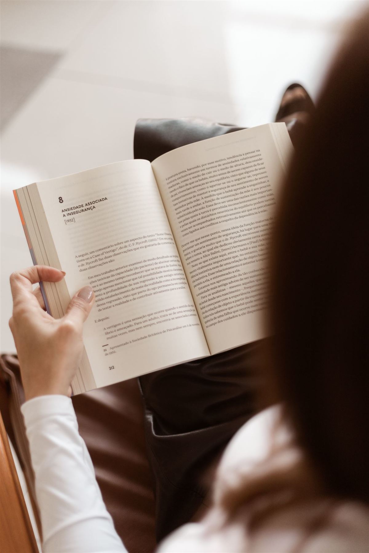 Lendo livro. Ensaio marca pessoal. Ensaio psicóloga São Paulo