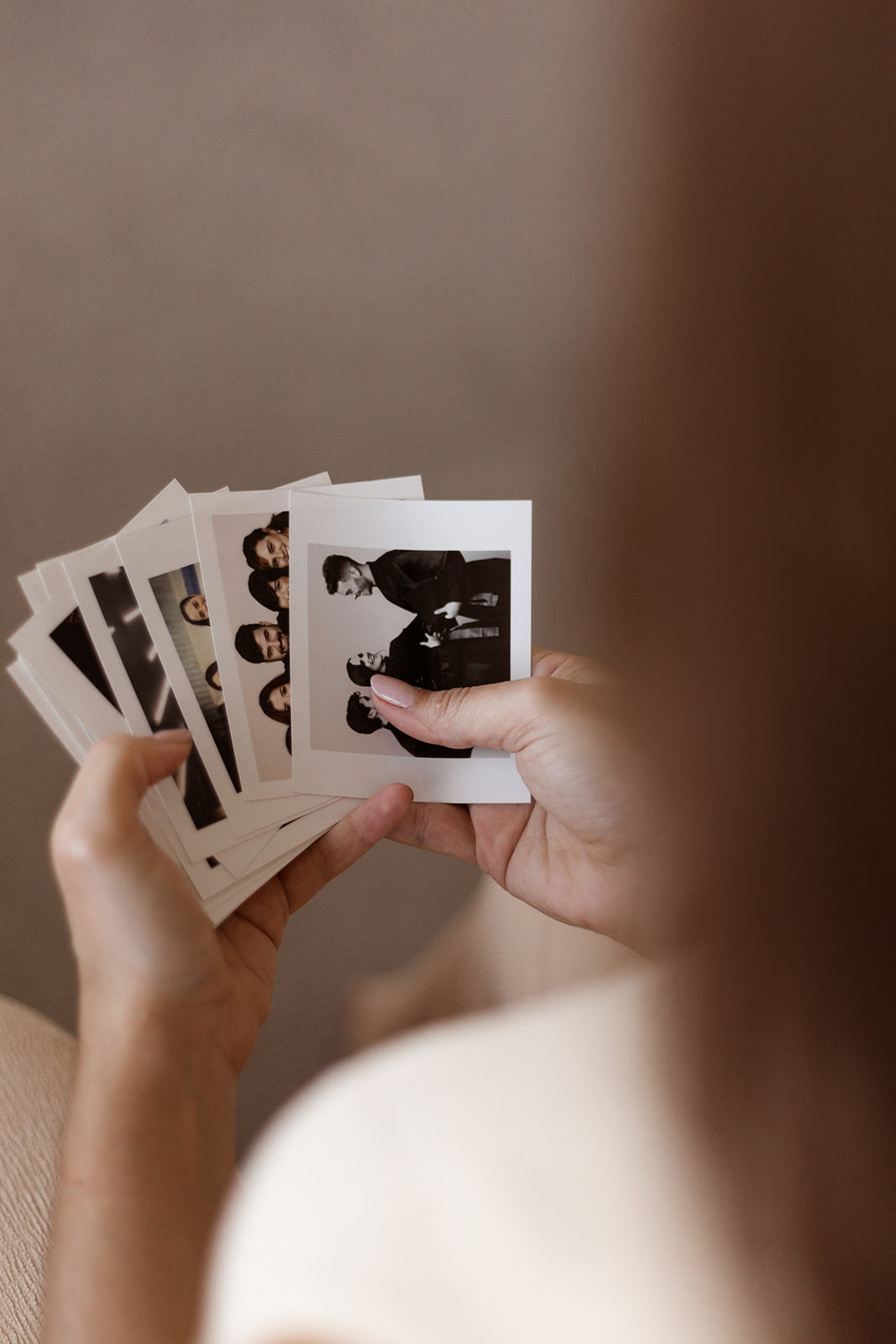 Olhando fotos. Ensaio marca pessoal. Ensaio médica ginecologista São Paulo