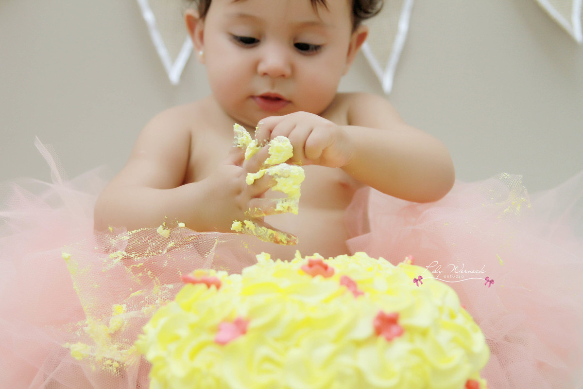 SMASH THE CAKE ENSAIO INFANTIL FOTOGRAFIA BEBÊ AMASSANDO O BOLO POLY WERNECK BRASÍLIA GAMA DF DISTRITO FEDERAL ENSAIO COM BOLO INFANTIL CRIANÇA BEBE MENINA PRINCESA ESTÚDIO FOTOGRAFICO